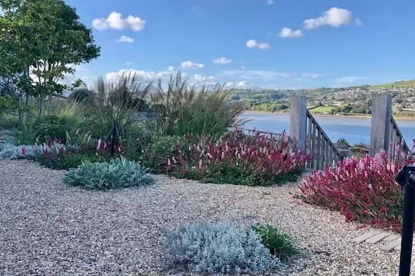 Coastal garden by Anna Sissons Garden design