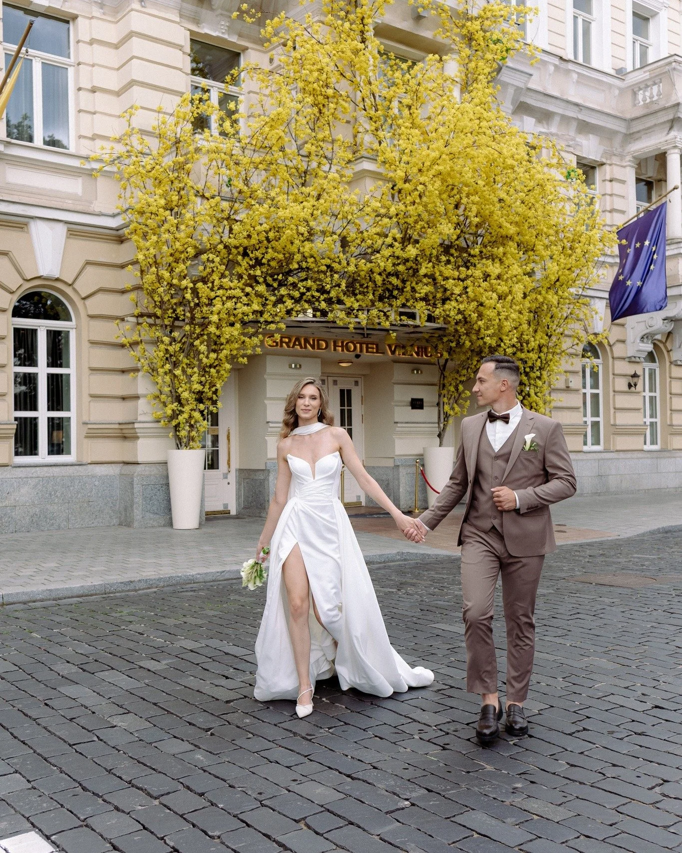 Karina &amp; Raimondas &mdash; stylish, relaxed and real.
A wedding day in Vilnius that felt effortlessly contemporary, from the ceremony to the late-night dance floor. No overdone details &mdash; just genuine moments, strong aesthetics, and a couple