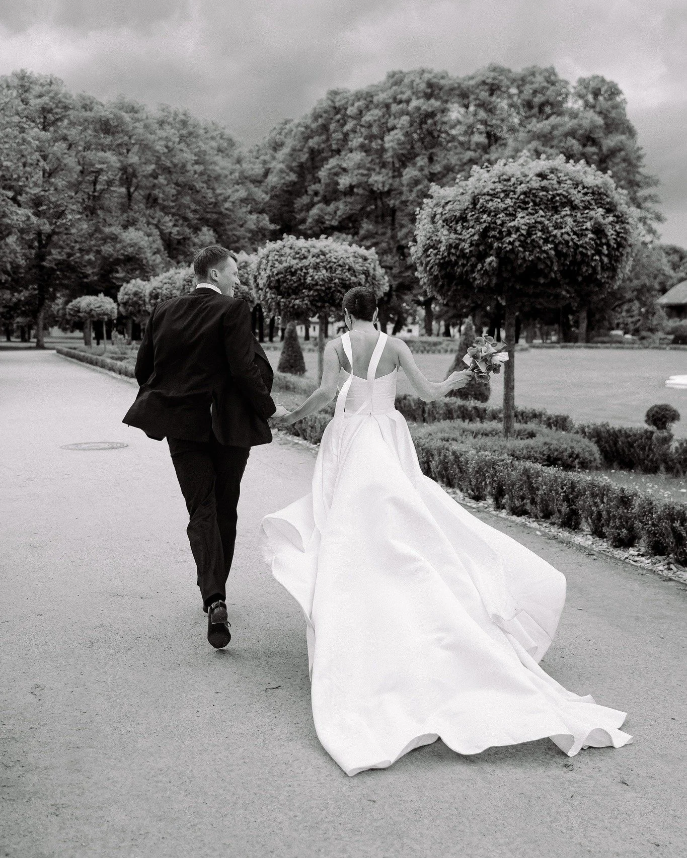 Throwback to the last day of spring &ndash; May 31. Elegant wedding of Birutė &amp; Aleksandras in Vilnius.
A classic and aesthetic celebration where timeless style met heartfelt emotion.
It&rsquo;s always special to photograph a couple who so natura
