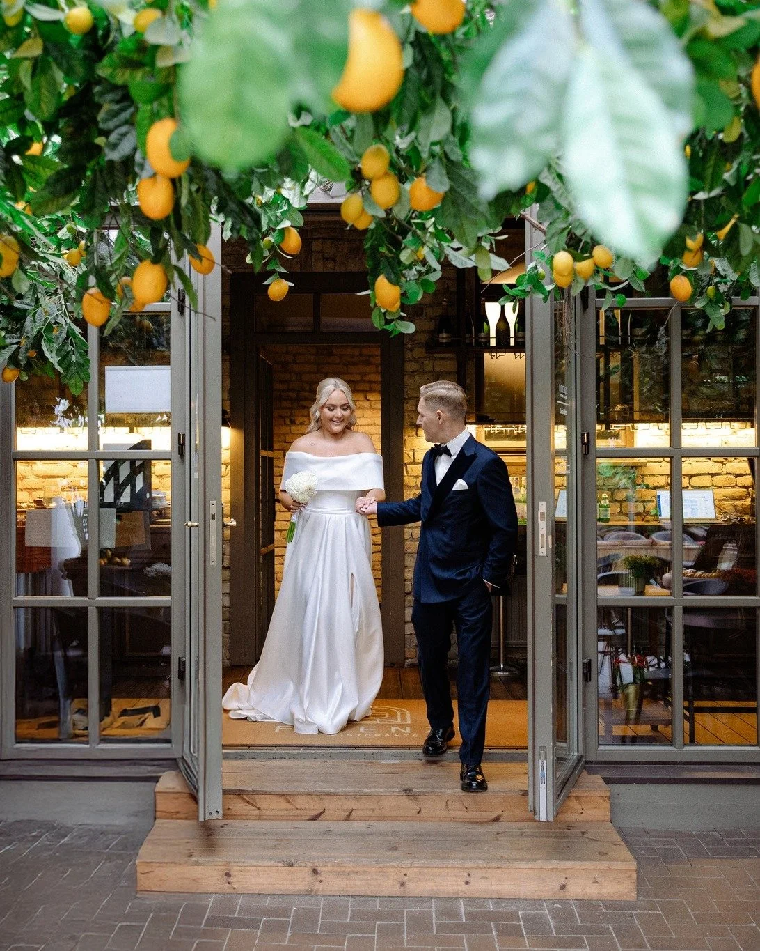 Last weekend felt like pure Italy! Stylish souls and a wedding day that was all about celebrating life, not overthinking the photos. We slowed down, shared pasta &amp; aperitivi, laughed and simply enjoyed the moment together. No forced posing &mdash