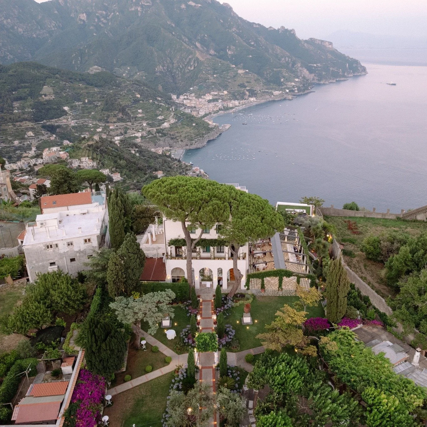 #Ravello holds a special place in my heart.
Especially Villa Eva &mdash; a place where every time you arrive, you can truly feel the Italian wedding spirit: cliffside views, Mediterranean air, soft evening light and a calm, honest rhythm of the day.
