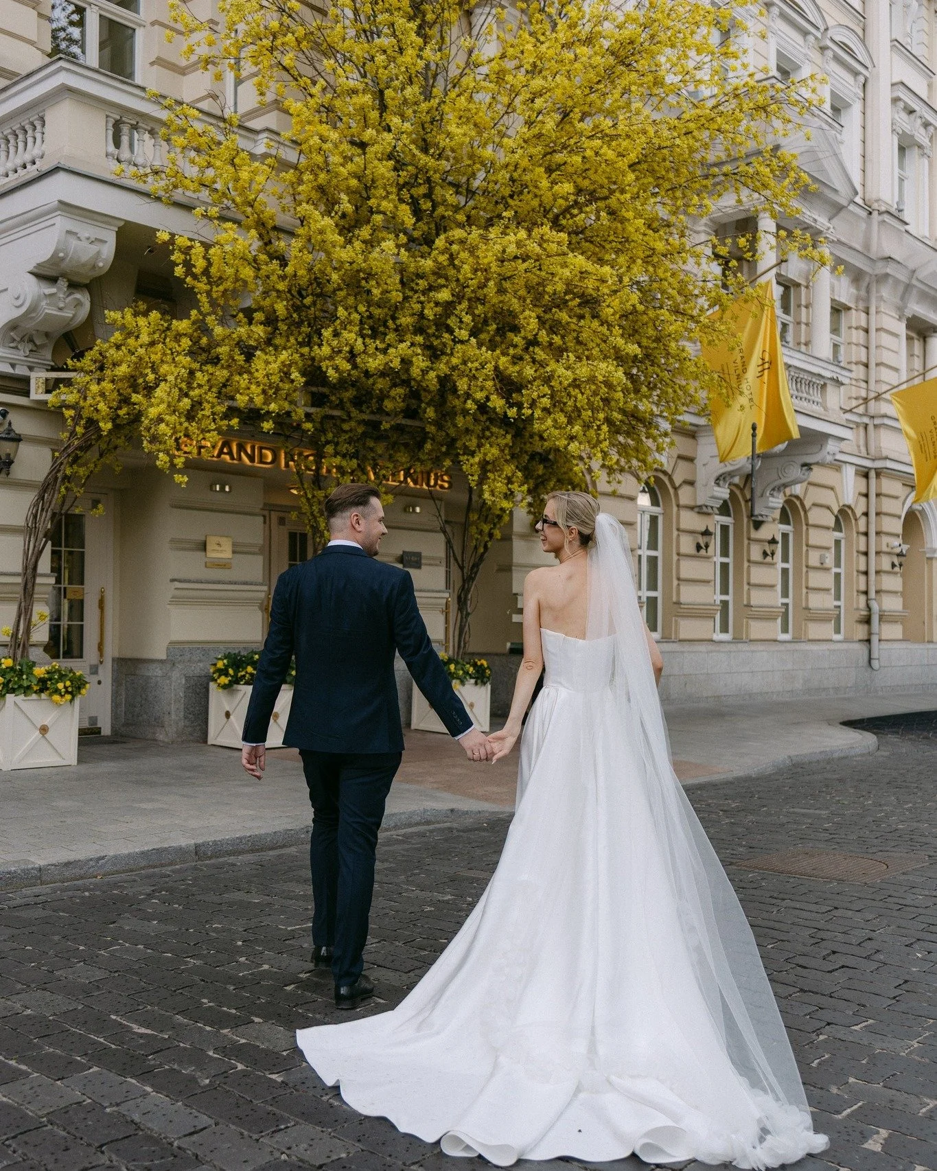 A sneak peek from Gabriele &amp; Justinas' wedding weekend. More beautiful moments coming soon.

#weddingphotoshoot #vilnius #vestuves #weddingphotograpy #editorialwedding #naturalweddingphotography #aliukonis #weddinginspirations #WeddingPhotographe