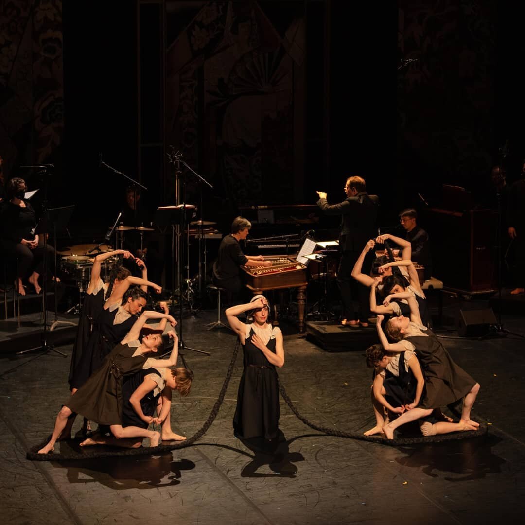 👰🤵 Magistrales Noces au @theatrechaillot. 
&Agrave; partir des archives laiss&eacute;es par Bronislava Nijinska, Dominique Brun reactive les Noces pour 22 danseurs contemporains.
Sur la version 1919 des Noces de Igor Stravinsky, Dominique Brun et M