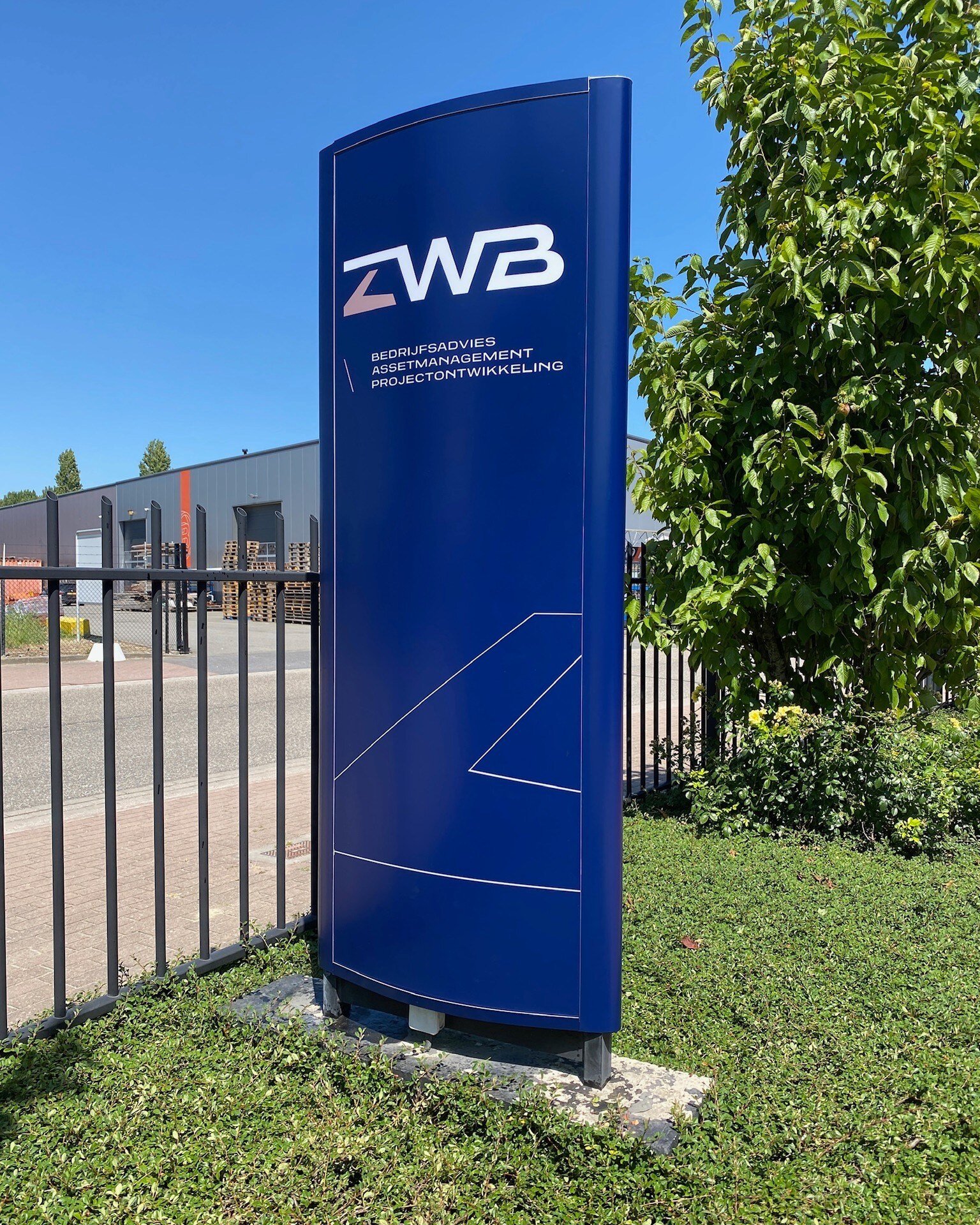 Een mooie upgrade voor deze zuil van ZWB! Omdat de letters zijn uitgespaard, lichten de letters in het donker op. (swipe voor de 'before')

#sign #signmaker #signmakers #belettering #beletteringen #bestickering  #beletteringsbedrijf #reclame #reclame