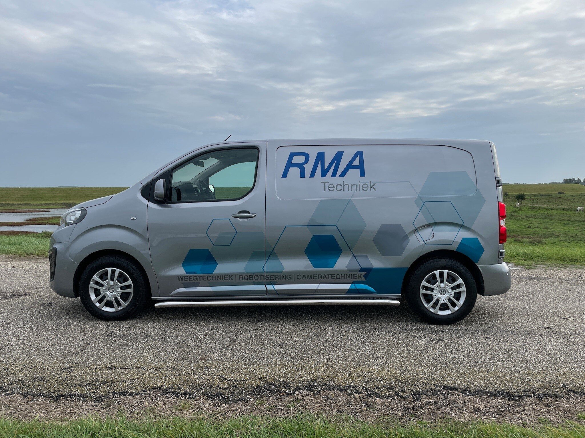 stelt de nieuwe bus van RMA Techniek aan je voor! We plakten hem rondom en maakten vooraf het ontwerp. De geprinte transparante folie op de metallic lak, geeft een mooi effect.

#sign #signmaker #signmakers #belettering #beletteringen #autobestickeri