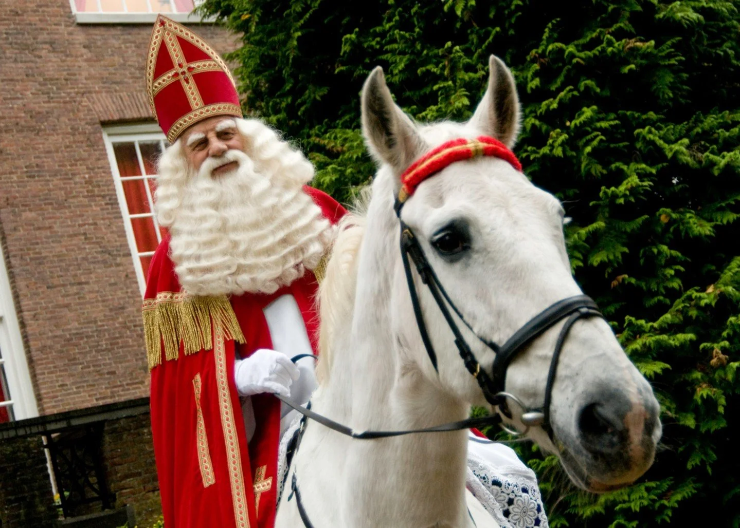Today, part 1 of a series of posts about the Dutch Sinterklaas tradition. So let's start with the basics. Who is Sinterklaas?

The current tradition tells us that Sinterklaas (or St. Nicolas) is the saint for all children. Each year, he visits the Ne