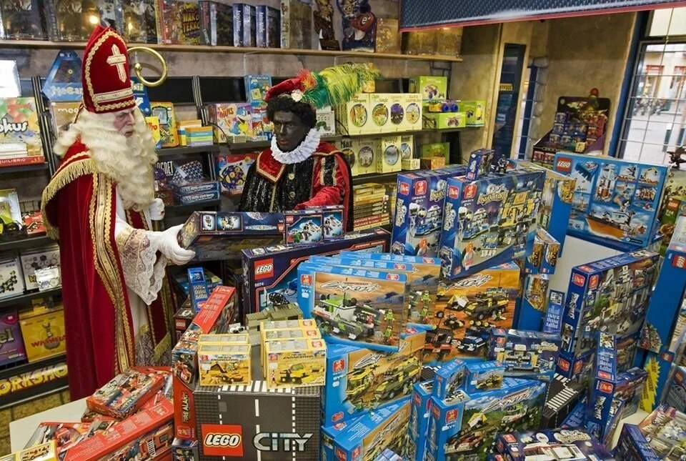 Today is our final part in a series of posts about the Dutch Sinterklaas tradition.

It's Sinterklaas's birthday tomorrow!! YAY! Don't forget to sing to him all day long 😃 So what's so special about the 5th of December? Well tonight it is Pakjesavon