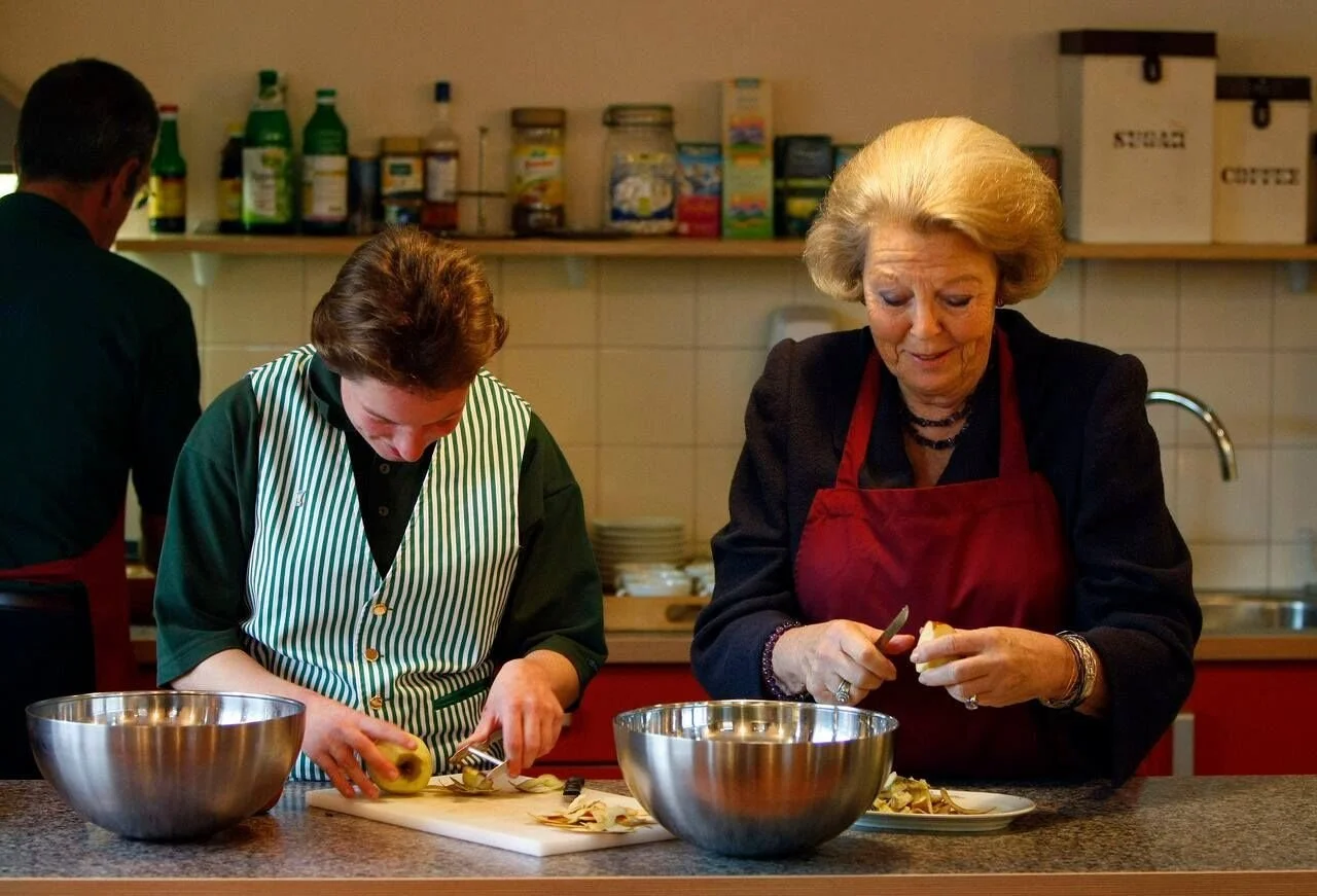 Vandaag is de verjaardag van Hare Hoogheid Prinses Beatrix. De voormalig koningin van Nederland is nog steeds erg actief met familie, vrijwilligerswerk en goede doelen. Van harte gefeliciteerd!

Vandaags woorden zijn:
De prinses = The princess
Voorma