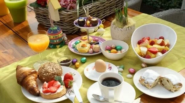 Vrolijk Pasen!

Today it is the first day of Easter in the Netherlands. Many Dutch families will be having a lovely big Easter breakfast/brunch.

Traditionally there will be Easter bread, Paashaasbrood (Easter bunny bread, which holds an egg), stuffe