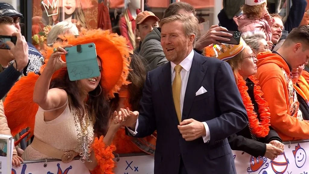 Today is the Dutch king's birthday. In the Netherlands this is normally celebrated with a BIG party day. What do you know about the Dutch King's Day?

Have you ever been in the Netherlands for King's Day (or previously Queen's Day)?

Today's words ar