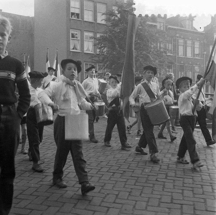 Vandaag is het Luilak! Het is een feest waarbij langslapers en te laat komers worden bespot. Luilak wordt vooral door jongeren gevierd. Ze staan zeer vroeg op en proberen iedereen wakker te maken door aan te bellen en lawaai te maken.

Today it is Lu