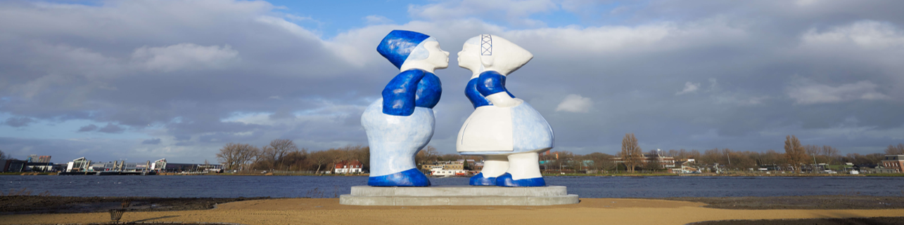 Dutch Kissing Couple - Zaandam Statue