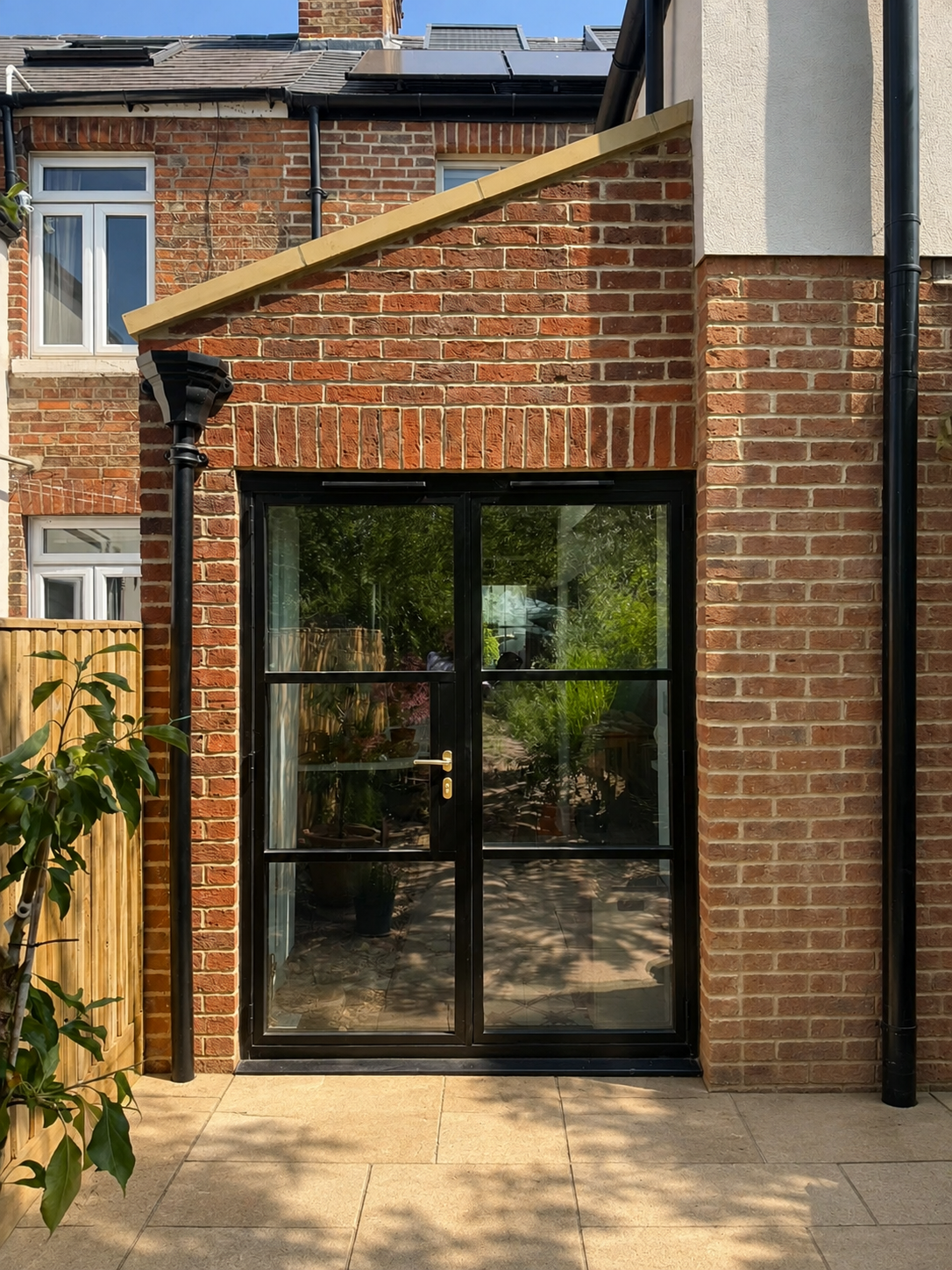 Brick built side extension to existing Victorian terraced house in Oxford. Designed by KD Design