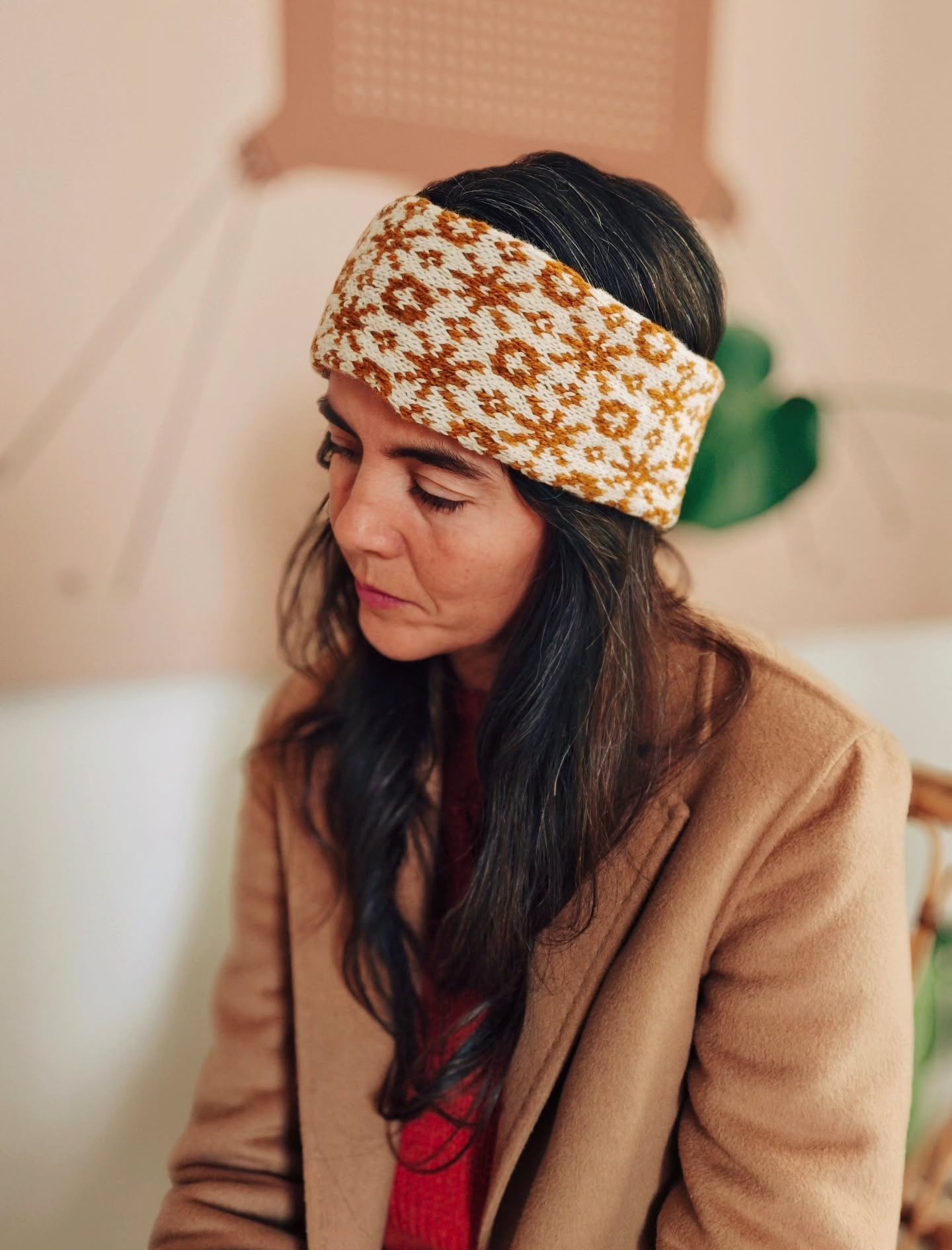 Queridas m&iacute;as, os presento la Cinta Astra ✨

Una peque&ntilde;ina alegr&iacute;a para disfrutar sin complicaciones del Colorwork en tus agujas ✨

Un patr&oacute;n chiquit&iacute;n, ideal para llevarlo de aca para all&aacute; y usar esa bolsita