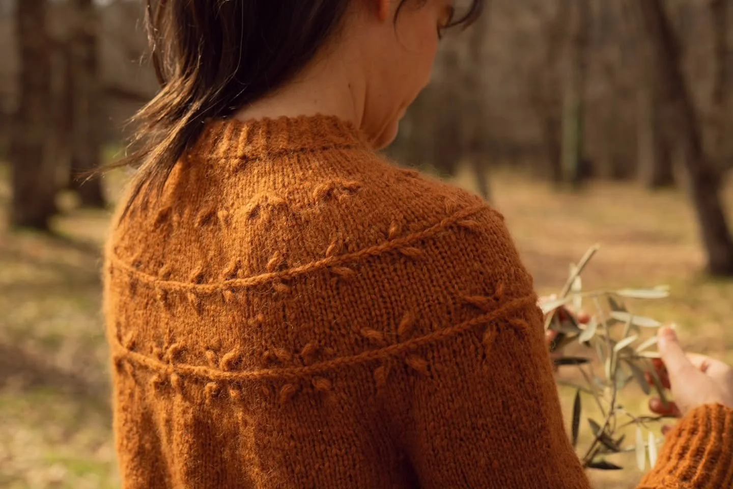 El Winter Ring a trav&eacute;s de su primer a&ntilde;o 💫

Dise&ntilde;ar, tejer, escalar, escribir y publicar un patr&oacute;n a veces es un proceso largo y gustoso en el que poco a poco el mismo patr&oacute;n y la prenda se impregnan de esa inspira