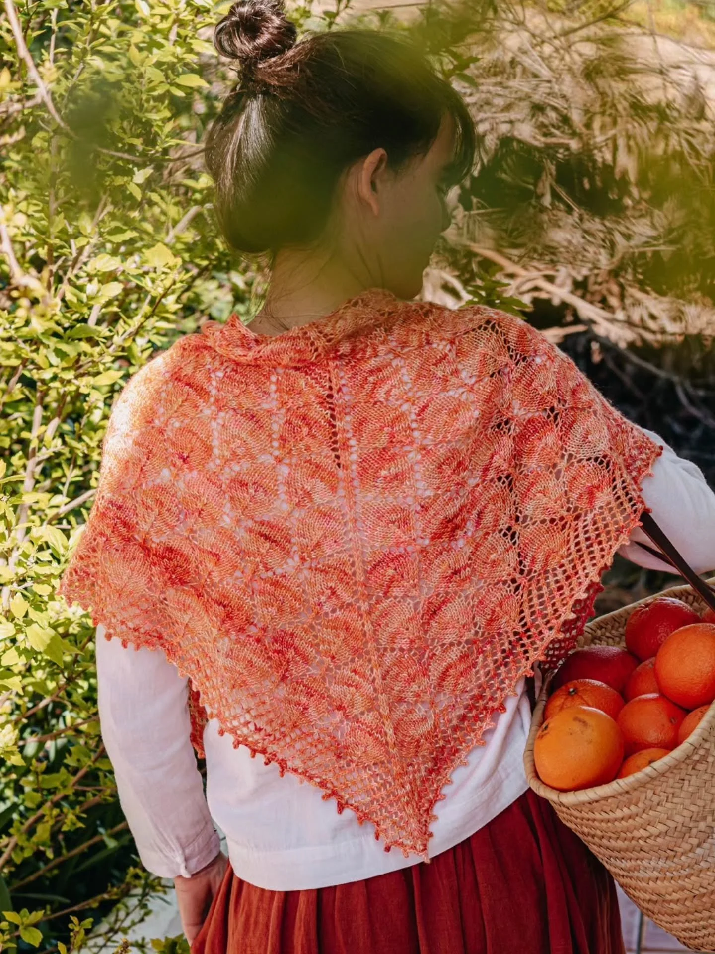 Queridas m&iacute;as, hoy vengo a presentaros el Chal Anan&iacute;. 

Anan&iacute; habla  de las primeras luces de la primavera, sus olores, su frescura y su alegr&iacute;a.

Anan&iacute; huele a azahar y naranjas maduras.

Anan&iacute; es ese chalci