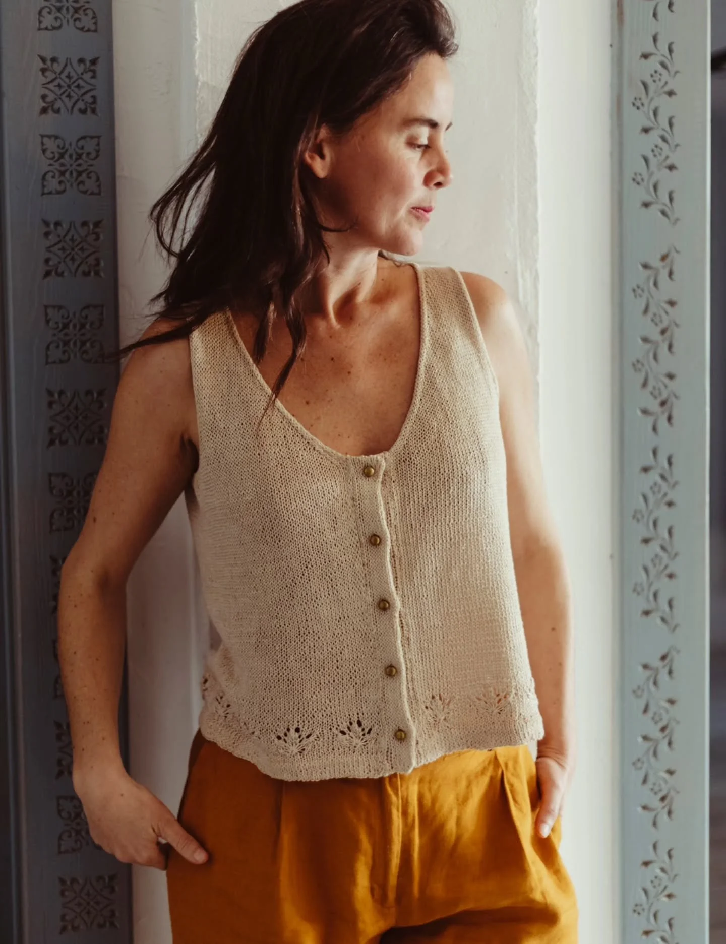 Queridas m&iacute;as, la camiseta Vid est&aacute; de lanzamiento como patr&oacute;n independiente hasta ma&ntilde;ana 💫

Un patr&oacute;n con el que podr&aacute;s disfrutar de los motivos bot&aacute;nicos, de unas tapetitas tubulares, de un escote f