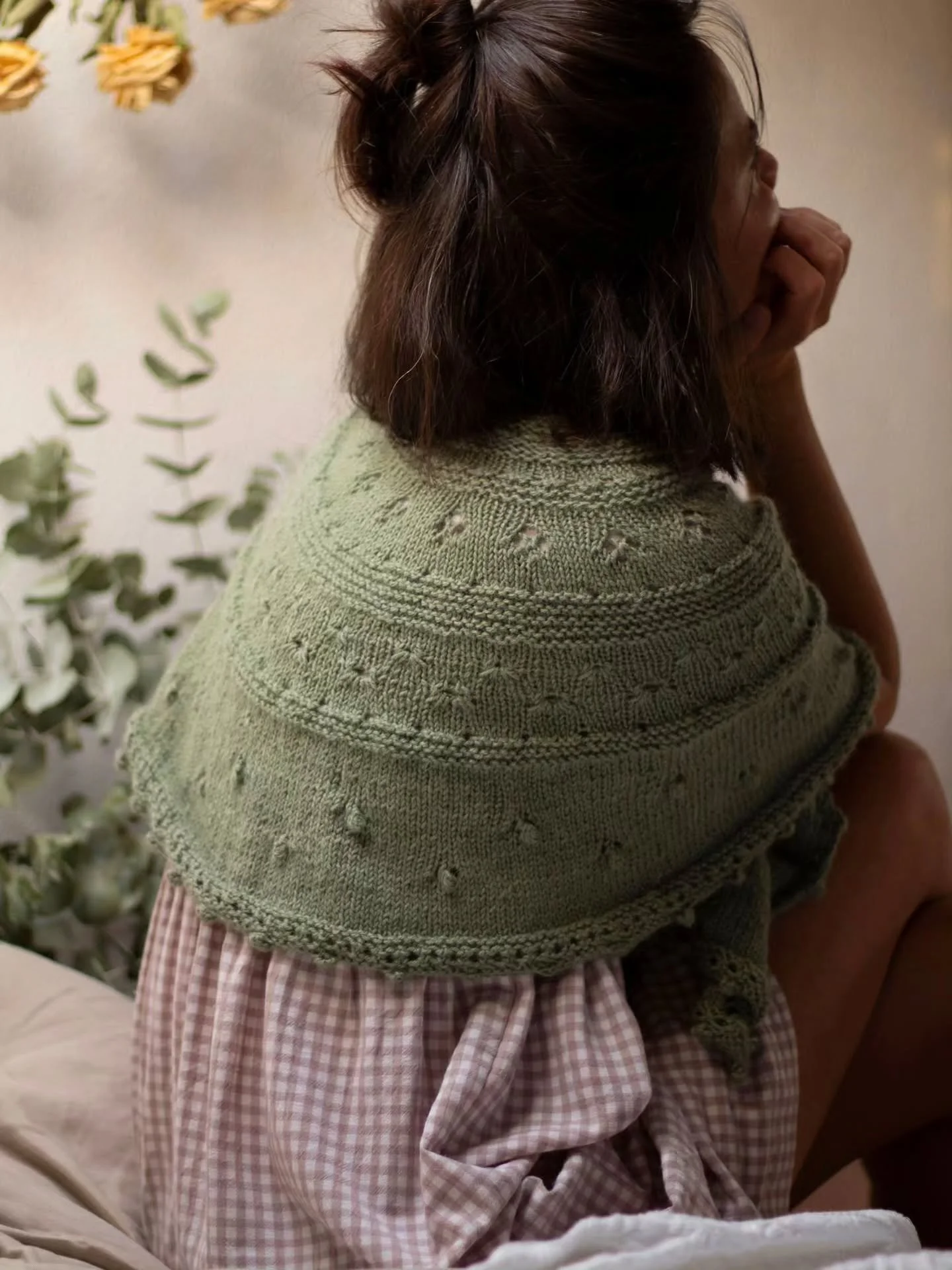 &Uacute;ltimamente me hab&eacute;is preguntado mucho cual de mis patrones ser&iacute;a el ideal para aprender a tejer.

Pues bien, el Chal Carmina podr&iacute;a ser, sin duda, uno de ellos.

Est&aacute; inspirado precisamente en la forma en la que yo