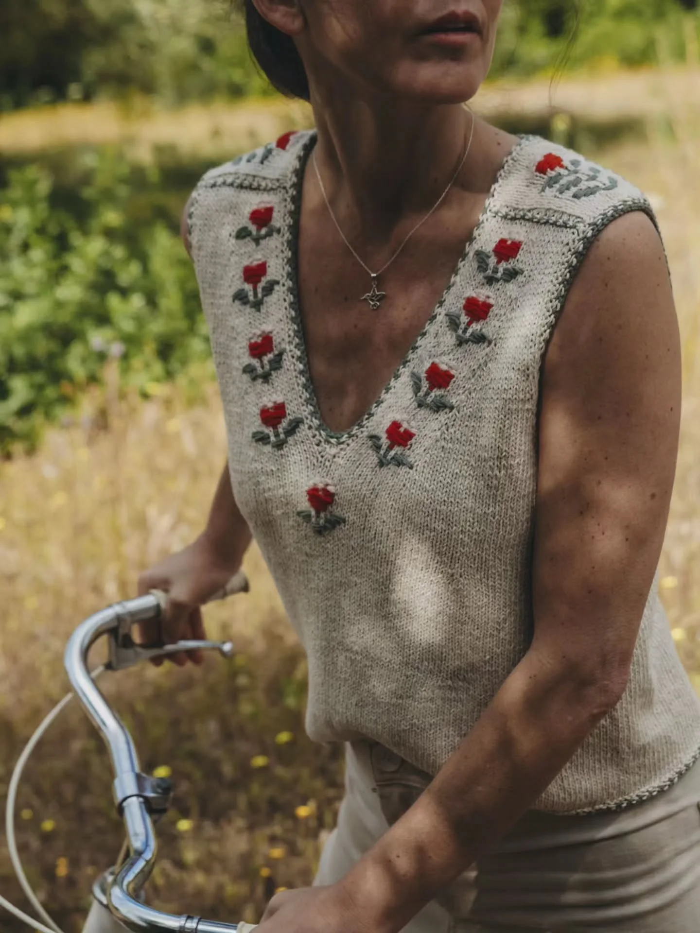 En el Punto Roosimine 🌹, al mismo tiempo que tejemos con nuestras dos agujas, llevamos un hilo que, a modo de trama, va creando motivos que quedan sujetos en la urdimbre de nuestros puntos.

&iquest;No es fant&aacute;stico?

Hoy tenemos la gran suer