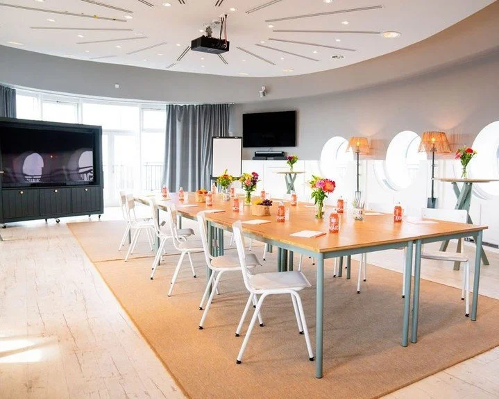 F&uuml;r die Sturmfreie Bude an der Alster haben wir diese Tische, den TV Wagen und die Stehtische entworfen und gefertigt. @sturmfreiebude #donnerblitzdesign #Designstudio #M&uuml;nster #Designerm&ouml;bel
#ModernFurniture #LuxuryFurniture #Furnitur