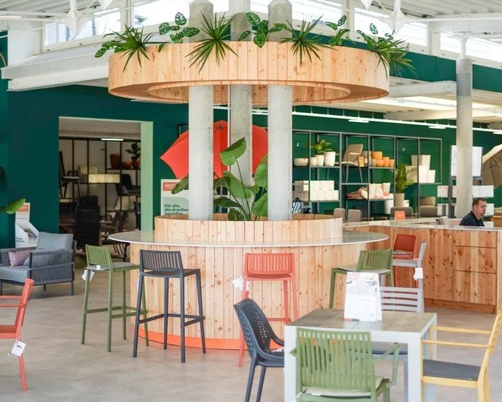 F&uuml;r Siena Garden, eine der gr&ouml;&szlig;ten Marken f&uuml;r Gartenprodukte Deutschlands haben wir in Ulm diesen neuen Showroom designt und gebaut. 
@sienagarden_de 
#f&uuml;rimmerunddrau&szlig;en #donnerblitzdesign #Designstudio #M&uuml;nster 