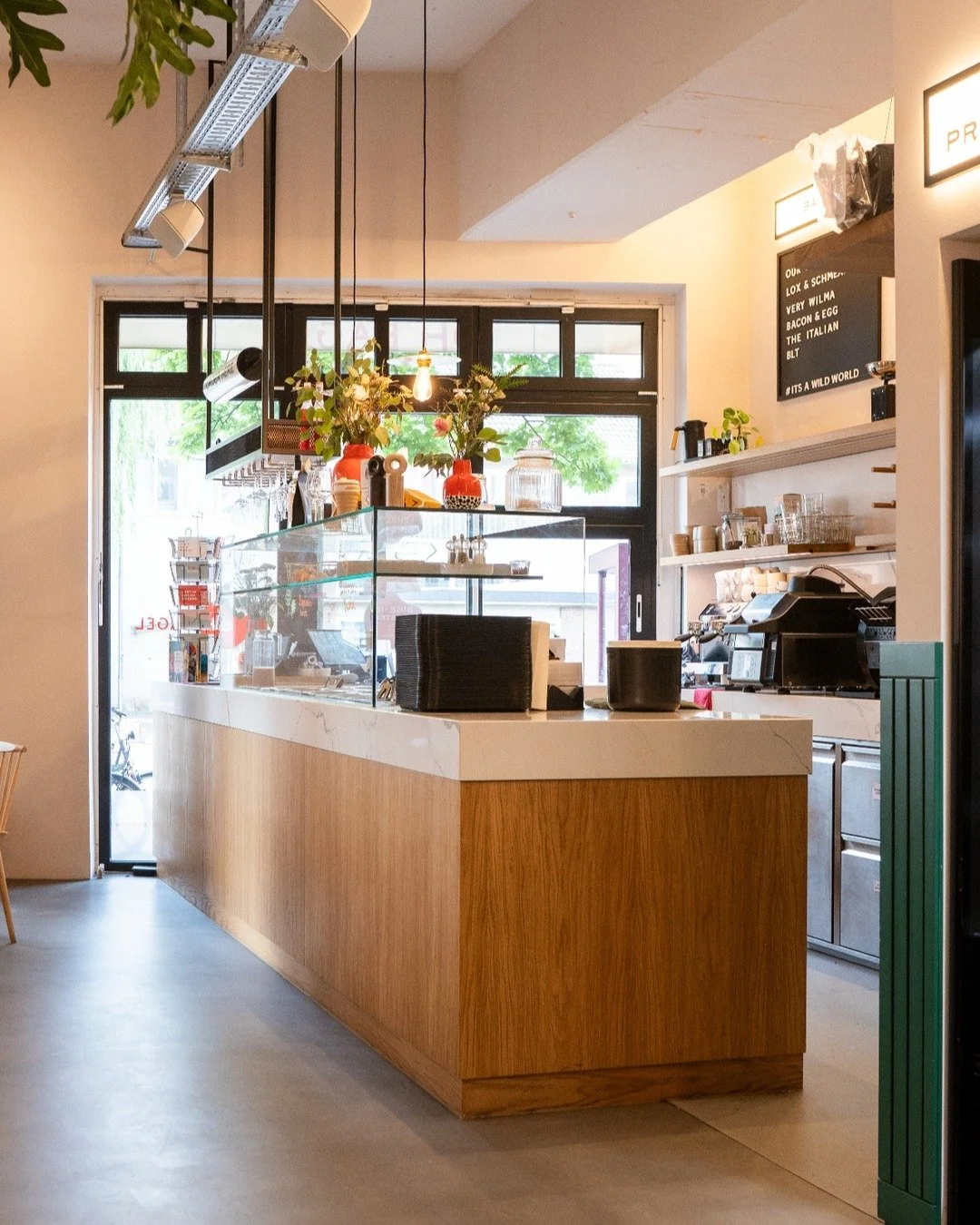 @oh.bagel in M&uuml;nster 
Ein sch&ouml;nes, frisches Projekt mit vielen individuellen Designs und Einbauten.
#donnerblitzdesign #Designstudio #M&uuml;nster #Designerm&ouml;bel
#ModernFurniture #LuxuryFurniture #FurnitureDesign #FurnitureLovers
#High