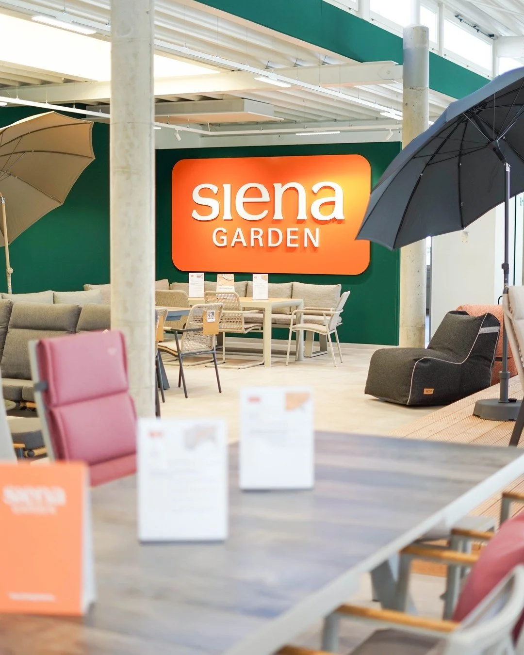 F&uuml;r Siena Garden, eine der gr&ouml;&szlig;ten Marken f&uuml;r Gartenprodukte Deutschlands haben wir in Ulm diesen neuen Showroom designt und gebaut. 
@sienagarden_de #donnerblitzdesign #Designstudio #M&uuml;nster #Designerm&ouml;bel
#ModernFurni