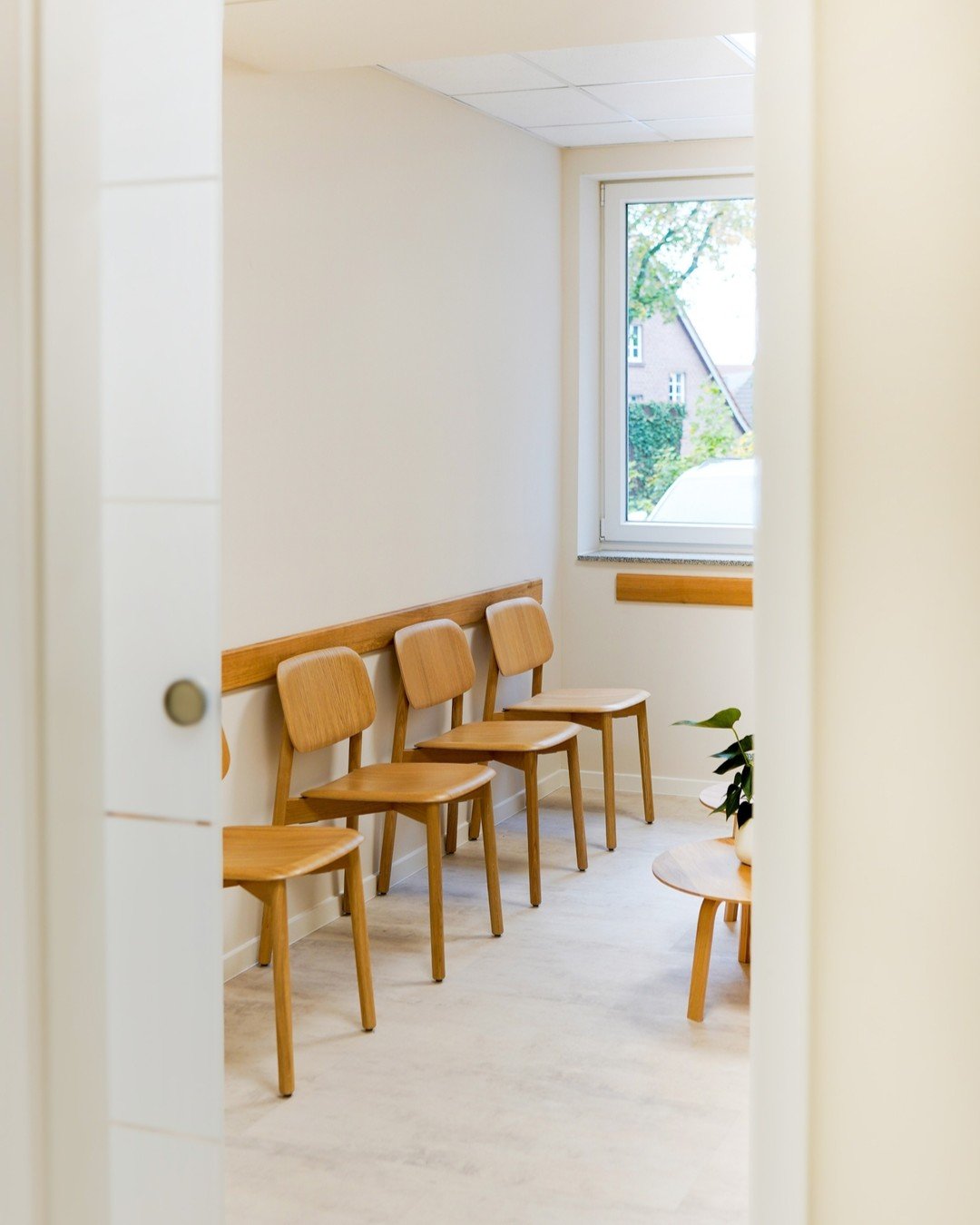 Wir haben im Sommer eine Pneumologische Praxis gestaltet und auch komplett mit unseren Möbeln eingerichtet. 
Bevor wir euch alles zeigen, setzen wir euch in das Wartezimmer. #donnerblitzdesign #Designstudio #Münster #Designermöbel
#Mod