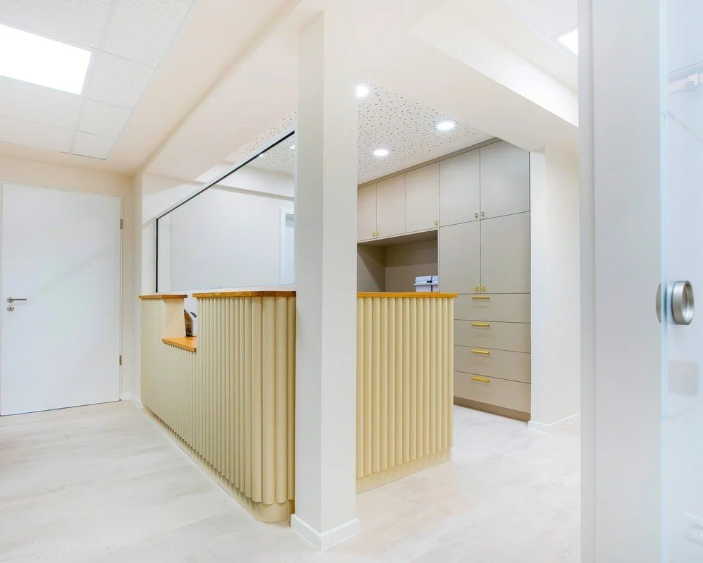 Für eine Pneumologische Praxis haben wir vor kurzem die gesamte Gestaltung und den Einbau betreut. 
Wir haben neben dem Empfangsbereich, dem Wartezimmer und allen Arztzimmern noch 4 verschiedene Behandlungsräume mit Küchen designt und
