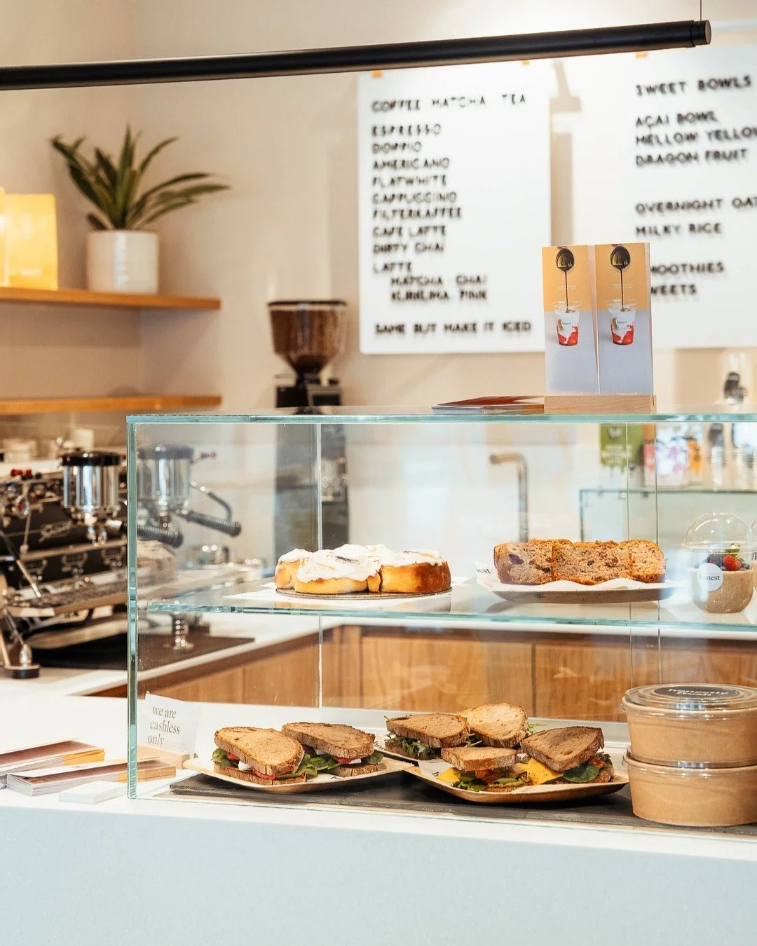 Café @honest_hannover 🧡🤍
#donnerblitzdesign #Designstudio #Münster #Designermöbel
#ModernFurniture #LuxuryFurniture #FurnitureDesign #FurnitureLovers
#HighEndFurniture #Möbeldesign #CustomFurniture #MinimalFurniture
Unbezahlte