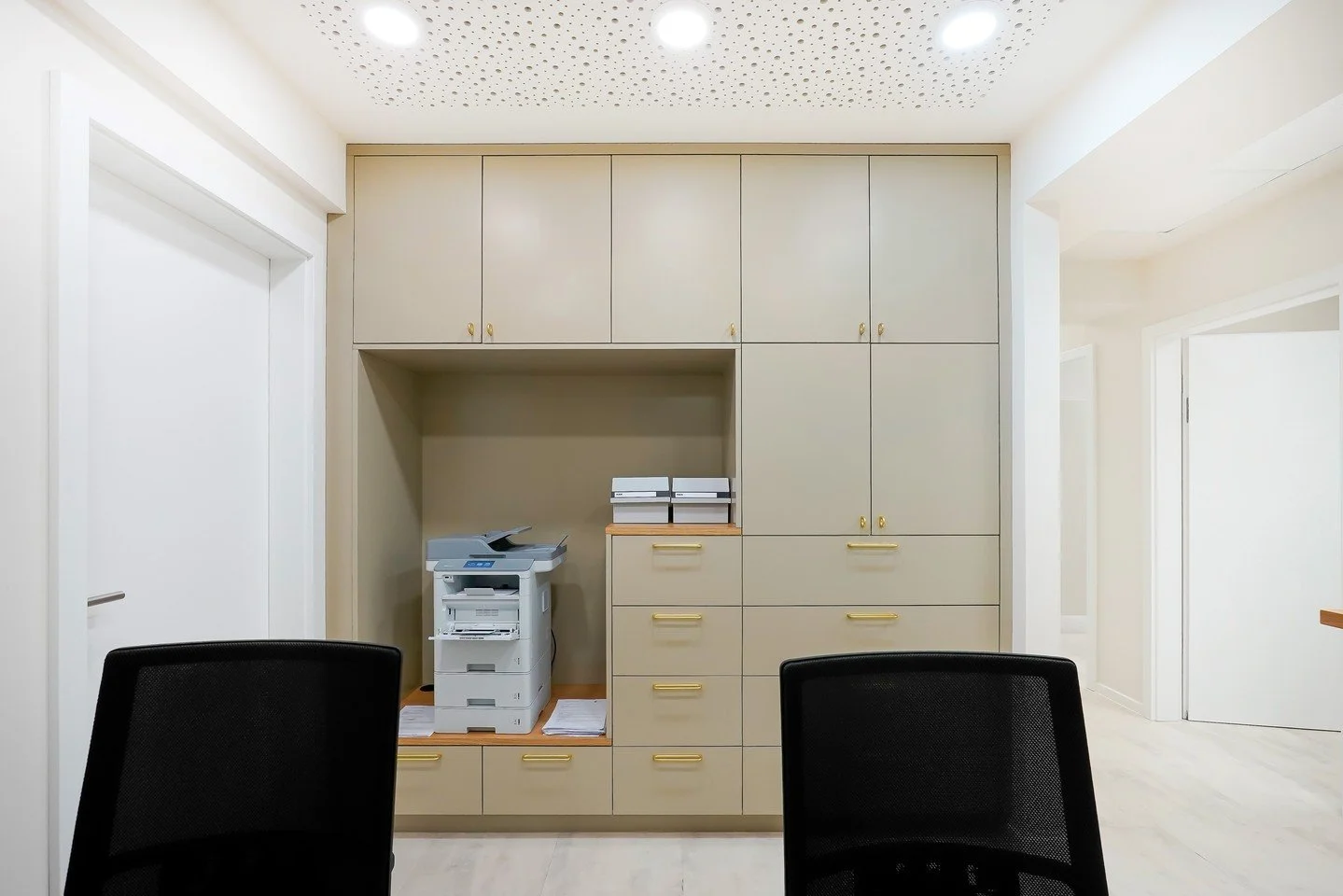 Das Rückbuffet des Empfangsbereichs der Pneumologischen Praxis wurde genau an die Anforderungen des Raumes und die Bedürfnisse der Angestellten angepasst und eingebaut. #donnerblitzdesign #Designstudio #Münster #Designermöbel
#Mod