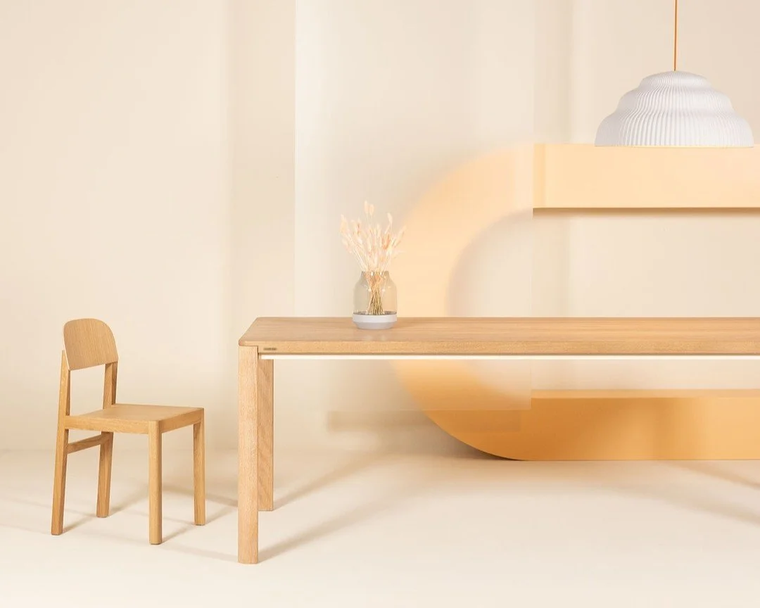 ONO ist unser Massivholz Esstisch. Er wird aus massiven Eichenholzbohlen gefertigt. Mit einer Zarge aus Stahl steifen wir den Tisch aus, so dass er nicht schwingt. #donnerblitzdesign #Designstudio #Münster #Designermöbel #ModernFurniture #L