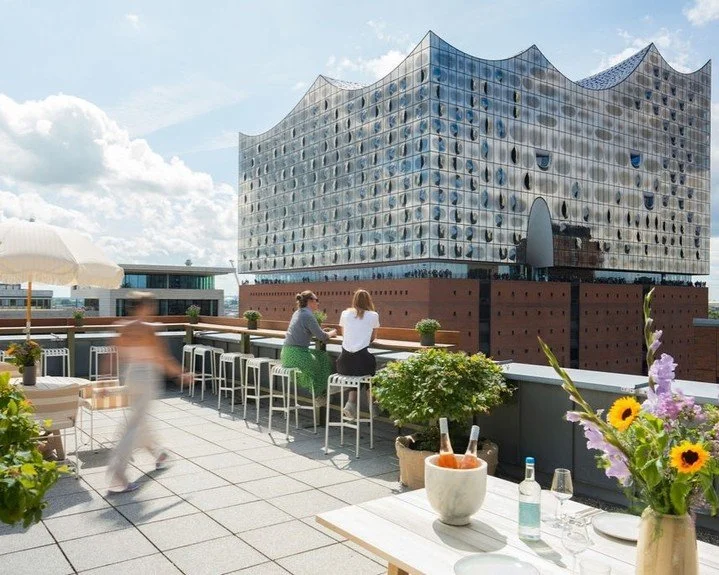 Sturmfreie Bude Elphiblick 💙🤍💙

Zu Beginn des Jahres durften wir die neueste Location der Sturmfreien Bude in Hamburg sowohl gestalterisch als auch fertigungstechnisch begleiten.
Direkt neben der Elbphilharmonie gelegen, bietet die neue Eventlocat