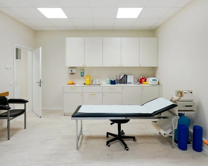 F&uuml;r eine Pneumologische Praxis haben wir vor kurzem unter anderem vier verschiedene Behandlungsk&uuml;chen gestaltet, gefertigt und montiert. 
#donnerblitzdesign #Designstudio #Designerm&ouml;bel #Praxisdesign #ModernFurniture #M&ouml;beldesign 