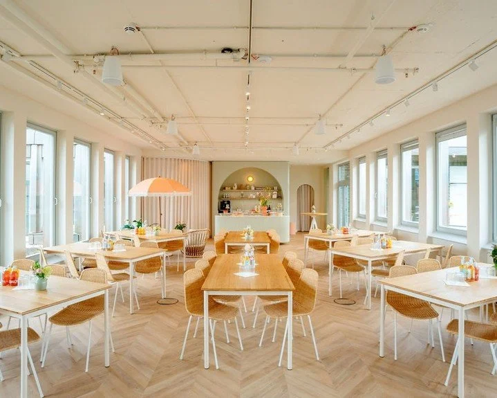 F&uuml;r die Sturmfreie Bude Hamburg haben wir modulare, zerlegbare Konferenztische entworfen und gebaut. Dank ihres flexiblen Designs lassen sie sich in unz&auml;hligen Kombinationen anordnen &ndash; perfekt, um den Raum individuell zu gestalten und