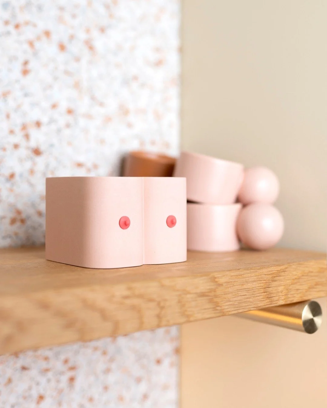 Miniaturboobs 
Designerkooperation - Miniatur Boobs in der Typografie des Boobs Sitzhocker vom Label @artcanbreakyourheart im Ma&szlig;stab 1:6.