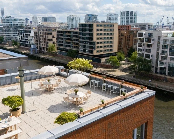 Eine Outdoor-Bar f&uuml;r die Sturmfreie Bude! 
Aus Holz, Metall und ganz viel Liebe gebaut.
&Uuml;ber 12 Meter lang &ndash; vielleicht die l&auml;ngste Bar Hamburgs? 

@sturmfreiebude #donnerblitzdesign #Designstudio #M&uuml;nster #Designerm&ouml;be