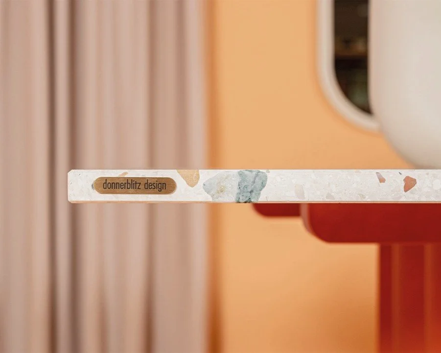 HULAAAAA
Unser extravaganter Esstisch &ndash; ein echtes Unikat, handgefertigt in M&uuml;nster.
Mit Liebe zum Detail kombinieren wir lackiertes Holz und farbenfrohe Steinoberfl&auml;chen &ndash; genau so, wie du es dir w&uuml;nschst.
✨ Handwerk triff