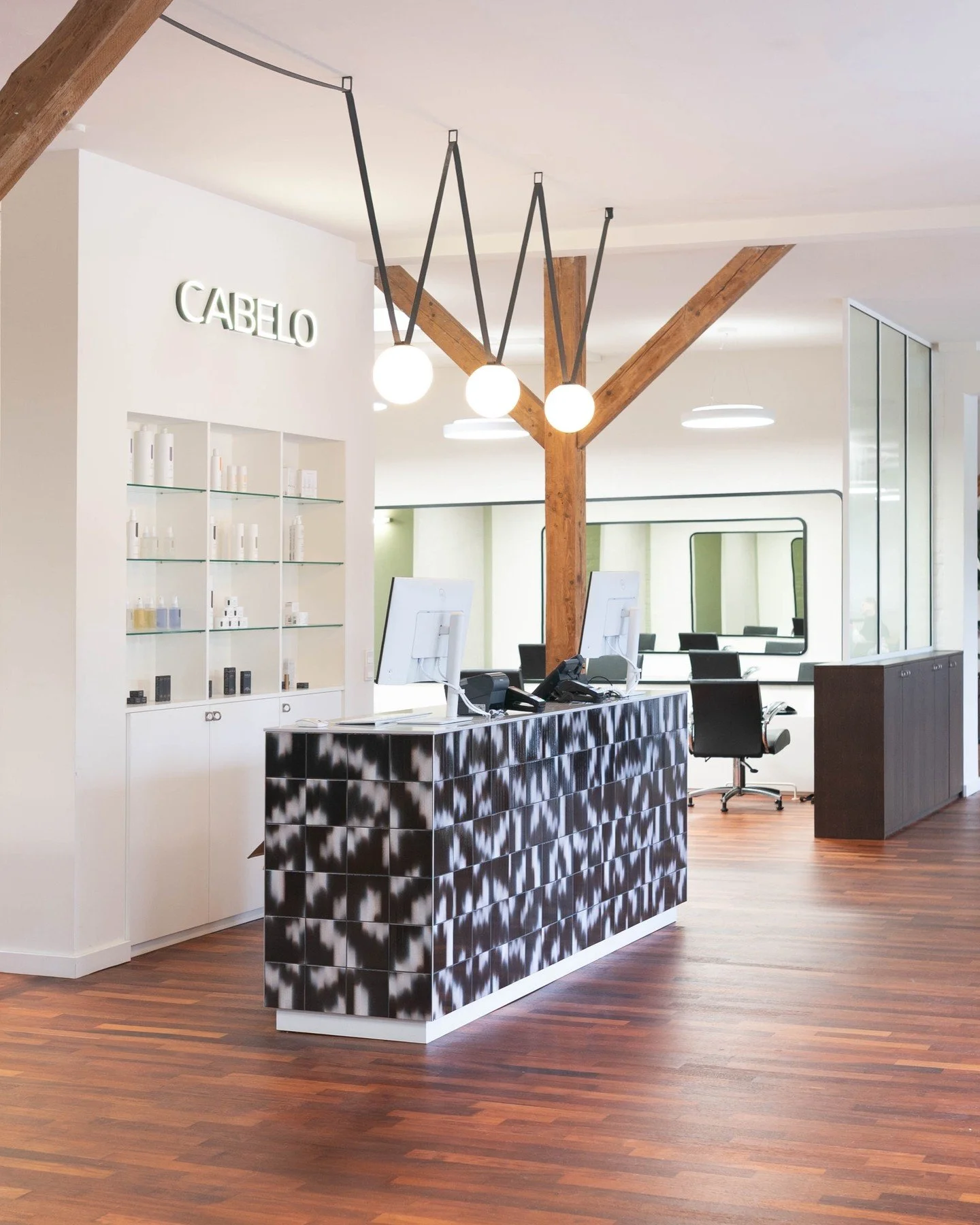 Cabelo in M&uuml;nster 
Mit ausgew&auml;hlten, hochwertigen Materialien, pr&auml;zisem Handwerk und viel Liebe zum Detail entstand ein Look, der klar, hochwertig und zeitlos elegant wirkt.
Design und Fertigung von donnerblitz design.
@cabelo_muenster