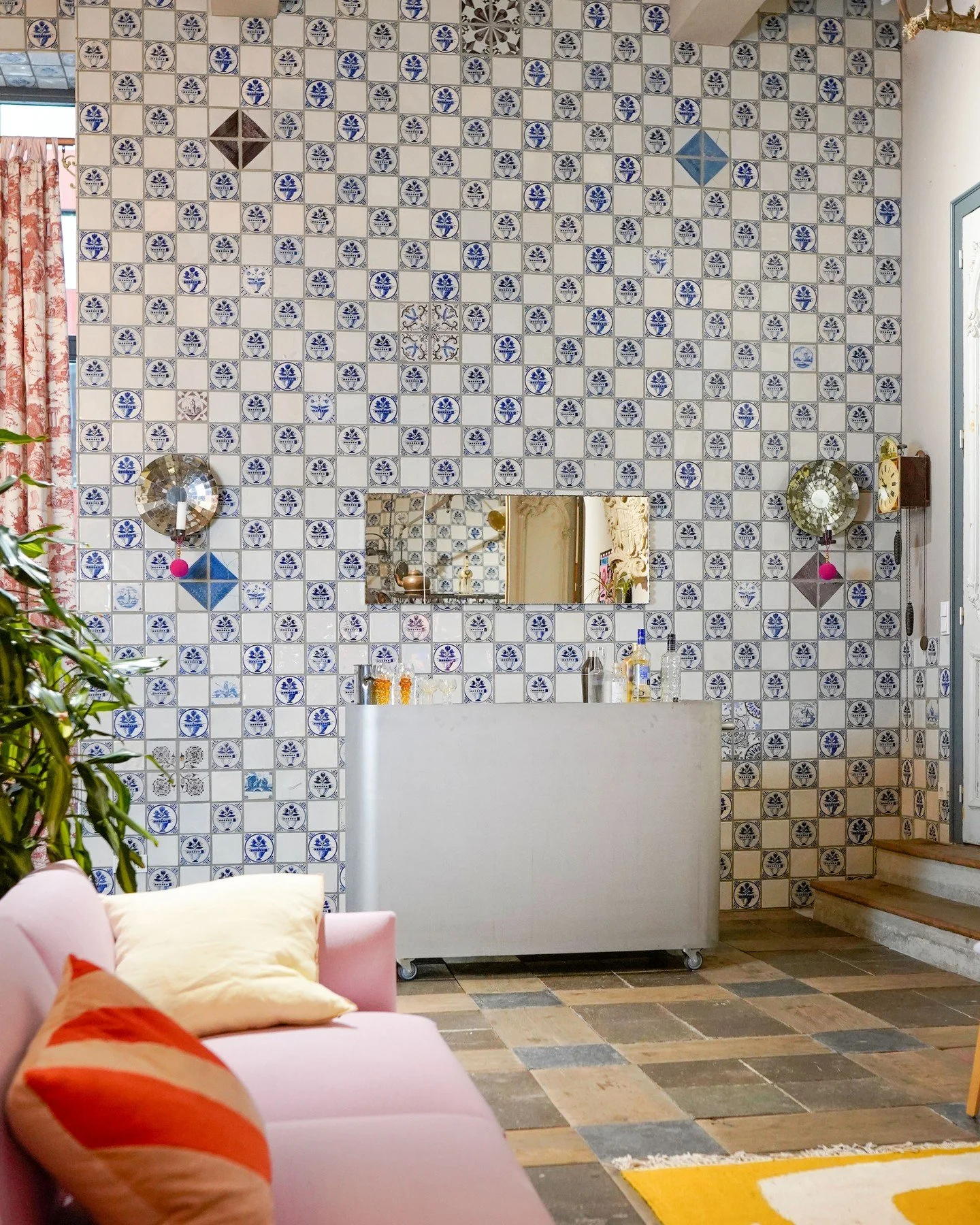 Kombinationen aus alten und neuen Einrichtungselementen bilden einen spannenden Kontrast und lassen eine tolle Atmosph&auml;re entstehen. Hier unsere mobile Bar in dem Kaminzimmer der Alten Feuerwache in M&uuml;nster. 

#Design #Interiordesign #Inter