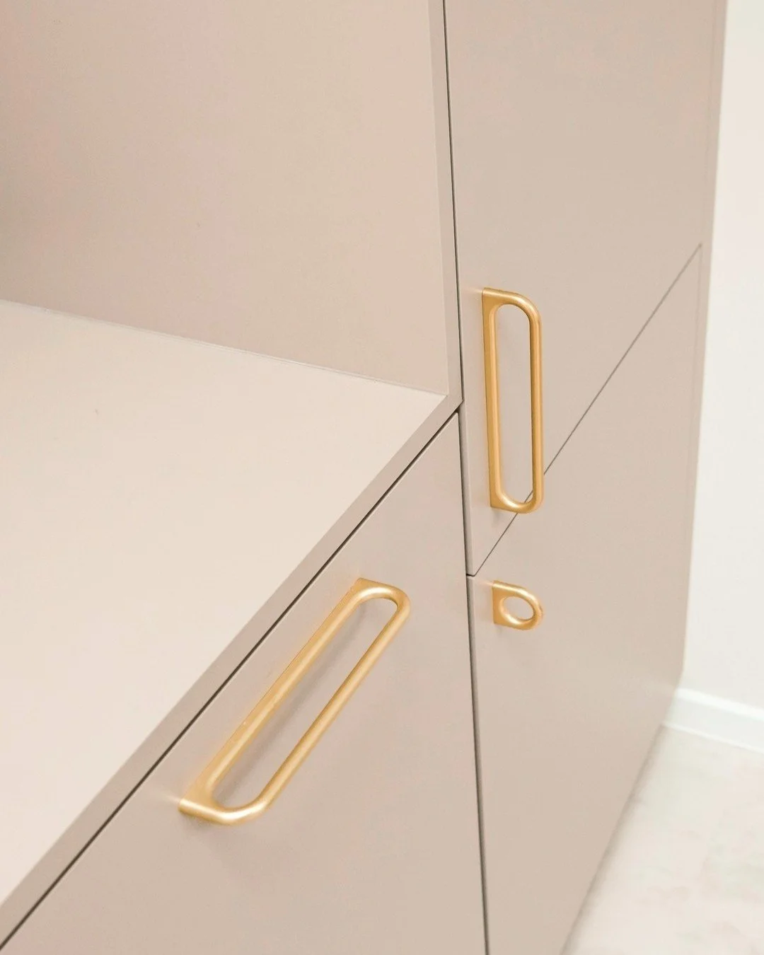 Mal nicht 08/15 
Wir haben eine Praxis in D&uuml;lmen neu eingerichtet und hier hochwertige Materialien und edle Farbkombinationen verbaut. 
Das klassische Reinwei&szlig; wurde vermieden und die feinen Farbabweichungen machen den Unterschied.