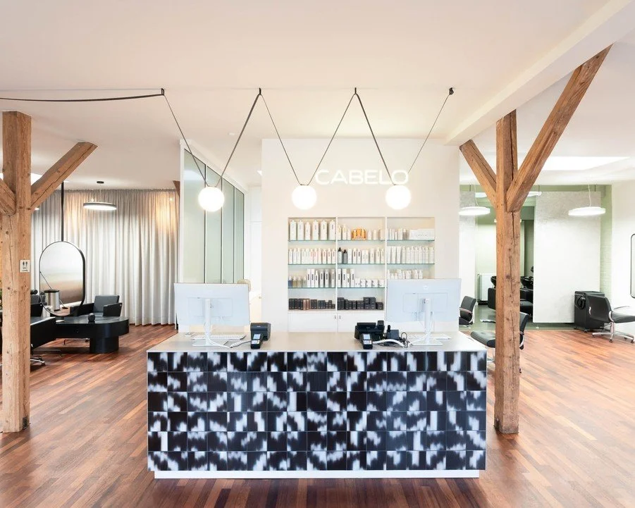 Cabelo - Friseursalon in M&uuml;nster
Ein Raum, der Stil und Handwerk vereint &ndash; genau so, wie wir es lieben.
@cabelo_muenster

#DonnerblitzDesign #InteriorDesign #CabeloM&uuml;nster #HandwerkMitStil #DesignLiebtDetails #salondesign #retaildesig