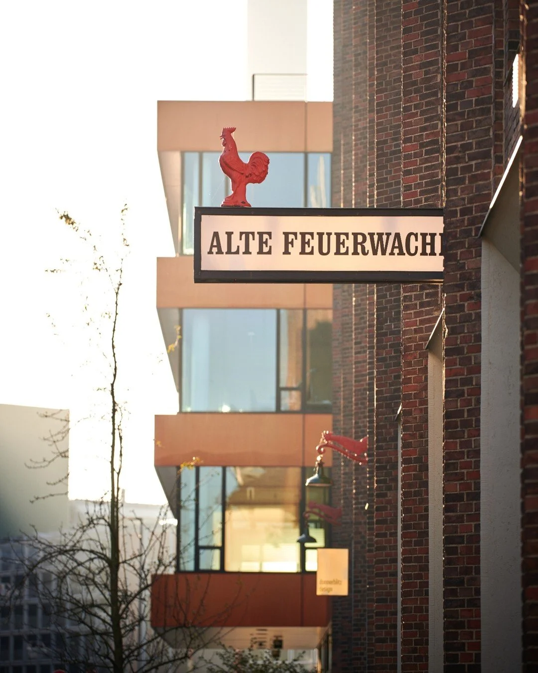 Alte Feuerwache M&uuml;nster
Seit ein paar Jahren ist unser Firmensitz in der Alten Feuerwache am Hafen von M&uuml;nster. 
Neben unserem Shop und dem B&uuml;ro befindet sich dort auch unser Showroom. Schaut gerne vorbei.
Bernhard-Ernst-Str. 12