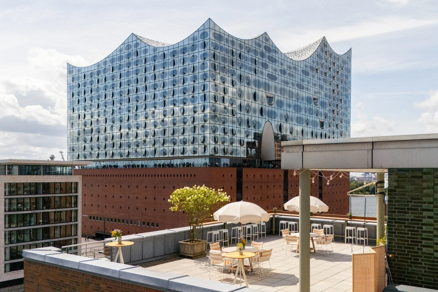 Eine traumhafte Terrasse mit Blick auf die Elbphilharmonie in Hamburg. Die Sturmfreie Bude ist eine Eventlocation. Dort l&auml;sst sich die Aussicht an unserer Outdoor-Bar mit einem sch&ouml;nen Getr&auml;nk genie&szlig;en.
@sturmfreiebude