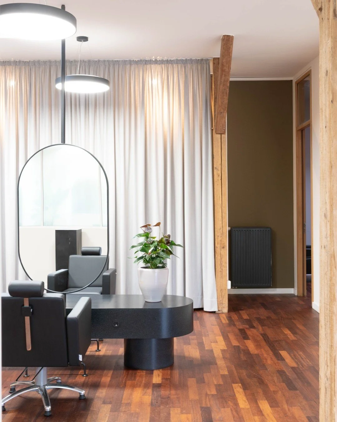 Cabelo Friseursalon in M&uuml;nster 
Wir haben dem gesamten Friseursalon ein Fresh Up gegeben. Dazu haben wir neue Friseurtische gefertigt und das Raumkonzept &uuml;berarbeitet. Die Fl&auml;che wurde neu strukturiert und der Empfangstresen komplett e