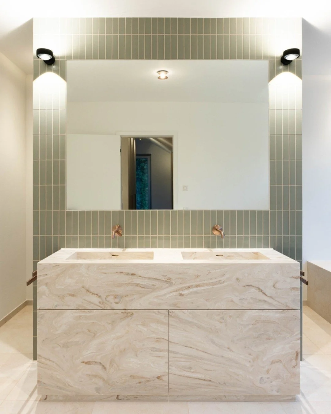 F&uuml;r Privatkunden im M&uuml;nsterland haben wir diesen Waschtisch aus dem Mineralwerkstoff Corian entworfen, geplant, gefertigt und anschlie&szlig;end vor Ort montiert.
Das Material kommt sowohl an den Fronten des Unterschranks und der Sockelleis