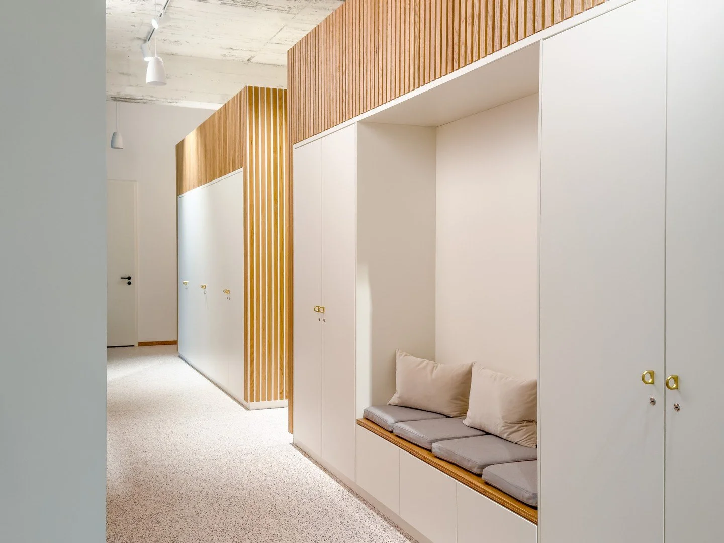 Seit einigen Jahren gestalten wir auch immer mehr Praxisr&auml;ume. Hier ein Beispiel einer Flurgestaltung mit Wandschr&auml;nken und einer integrierten Sitzbank f&uuml;r die @wunschkinder.ms.