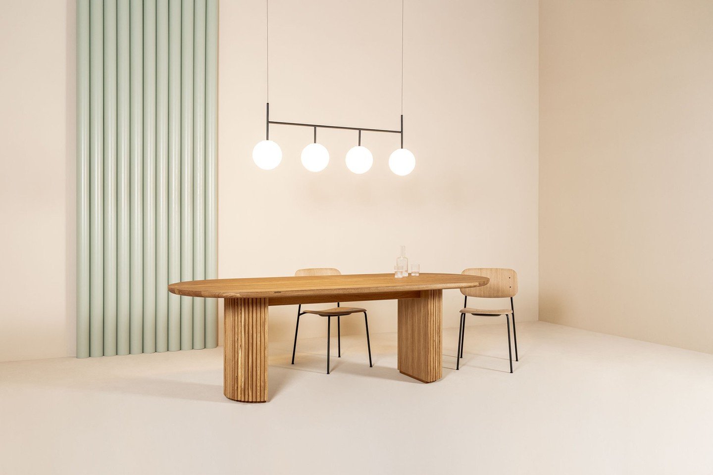 Ein Esstisch zum vererben. 

Der Arto Esstisch besteht aus massivem Eichenholz, das schon mindestens 100 Jahr alt ist. Mit seiner Kombination aus Stahl und Holz wird er genau so noch mindestens weitere 100 Jahre bestehen bleiben.