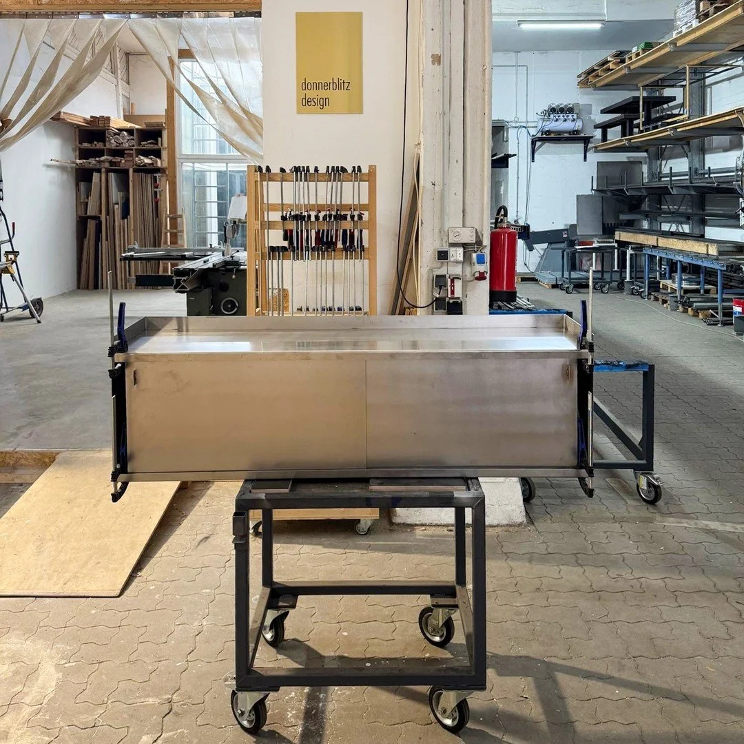 Hier erhaltet ihr einen Einblick in die Gestaltung und Entwicklung unserer M&ouml;bel.
Anhand von Entwurfsmustern und Prototypen &ndash; wie diesem Edelstahl-Sideboard &ndash; entwickeln und verfeinern wir die entscheidenden Detaill&ouml;sungen. Dadu