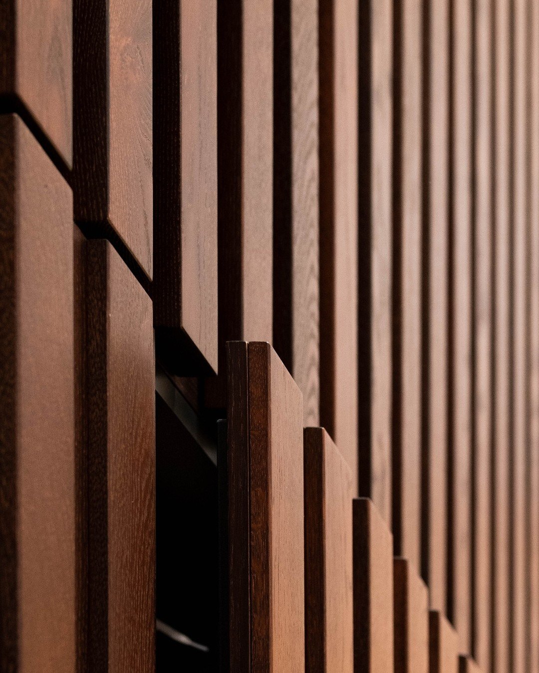 Wir gestalten, planen und realisieren individuelle Einbaum&ouml;bel ganz nach Ma&szlig;.
Hier seht ihr einen ma&szlig;gefertigten Flurschrank unterhalb der Treppe. Die Verkleidung aus dunkel gebeiztem Eichenholzlamellen schafft nicht nur eine warme, 